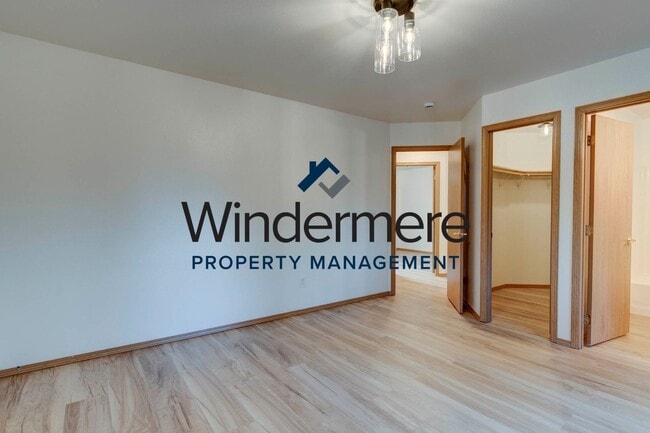 Building Photo - Single-Level 3 Bedroom Home with Fenced Yard
