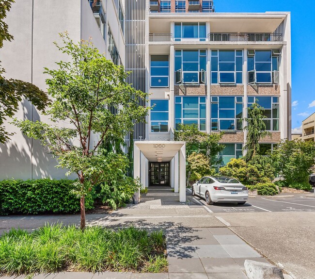 Building Photo - Beautiful Mid Century Modern Condo in Tali...