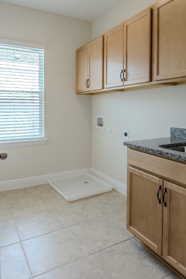 Building Photo - 16705 Victoria Grv Aly