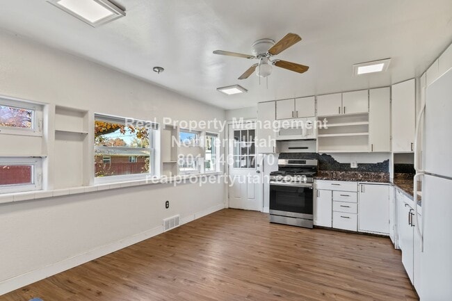 Building Photo - 662 4th St S