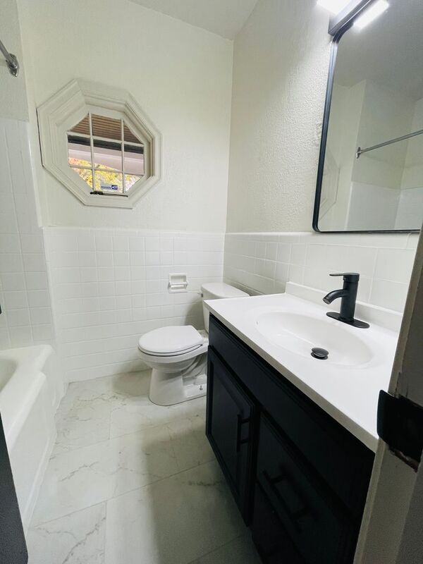 Building Photo - 2010 W 95th St