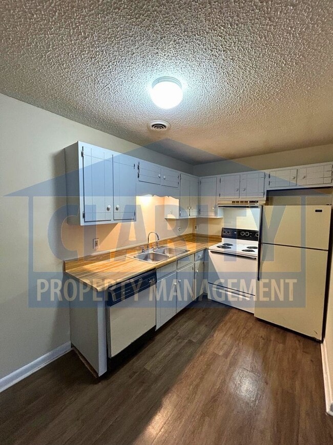 Building Photo - Two bedroom apartment! Great location!