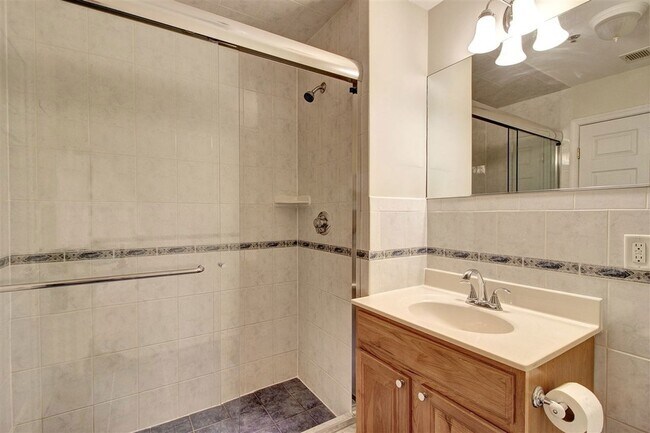 Building Photo - 704 Clinton St