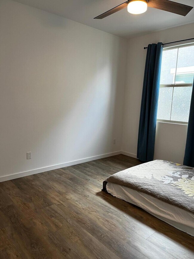 Building Photo - 1355 W Crane Dr