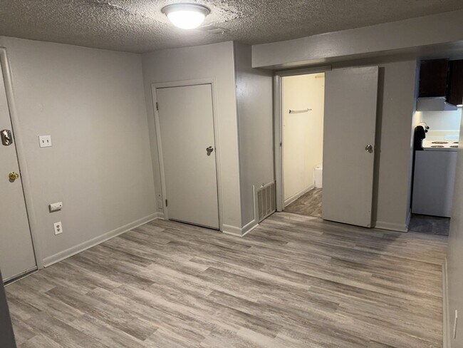 Building Photo - 3 Bedroom 1 Bath Basement Apartment
