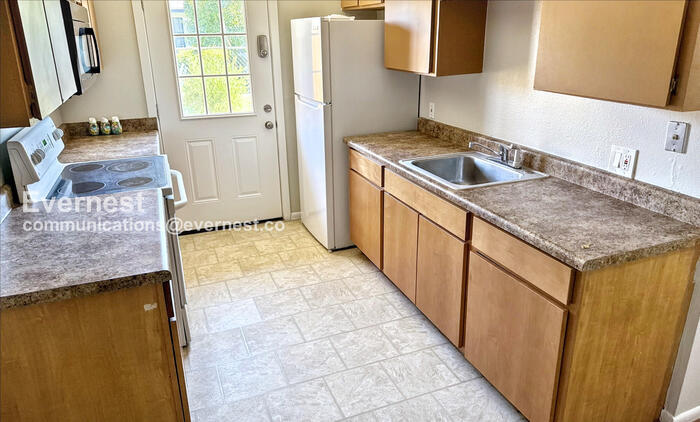 Building Photo - 825 E 5th St