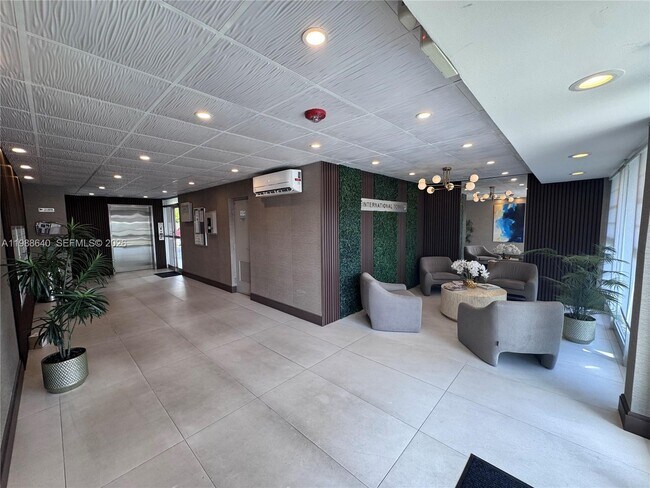 Building Photo - 1400 SW 27th Ave