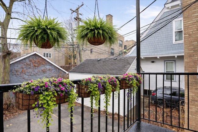 Building Photo - 1343 W Winona St