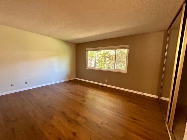 Building Photo - Welcome to this charming 3-bedroom, 2-bath home located in a desirable Oakmont 55+ adult community