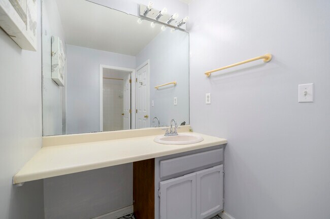 Building Photo - 170 Forest St