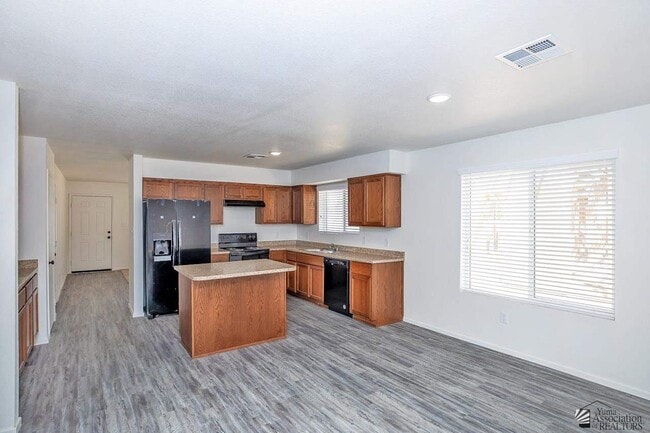 Building Photo - 7561 E 45th St