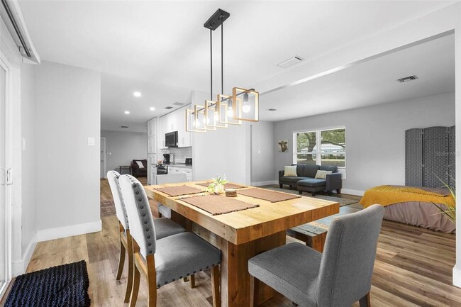 Building Photo - 412 Pinar Dr