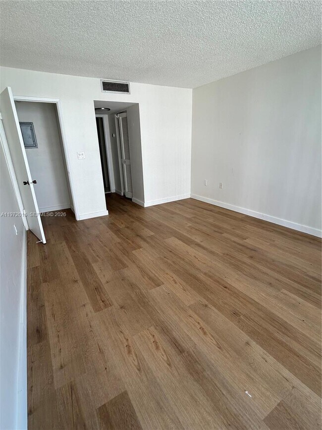 Building Photo - 600 NE 36th St