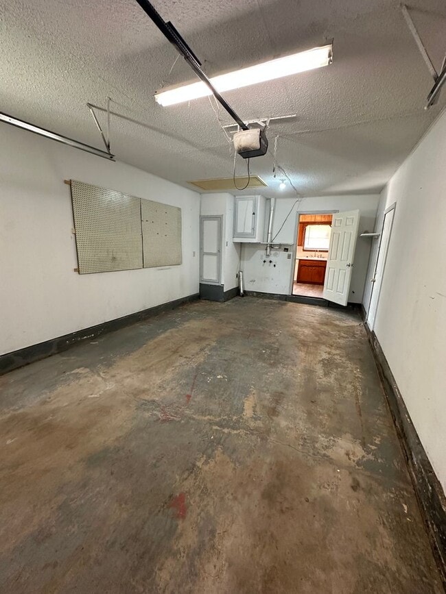 Building Photo - 3 Bed, 1.5 Bath, 1 Car garage