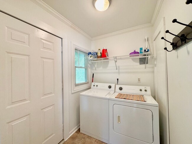 Building Photo - Adorable South Hill Charmer