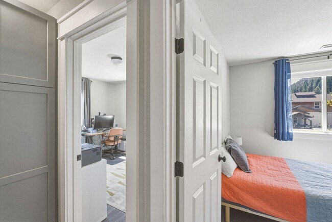 Building Photo - Bright & Spacious 4-Bedroom Haven Just Minutes from Leavenworth Village
