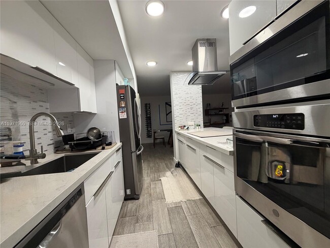 Building Photo - 2715 N Ocean Blvd