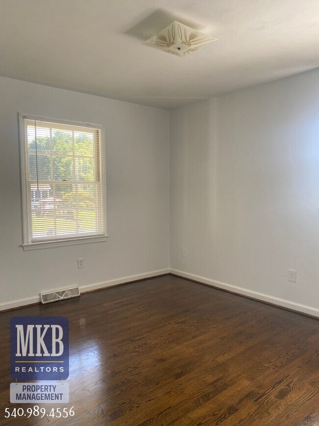 Building Photo - 4 Bedrooms, 2.5 Baths, Split Foyer, Locate...