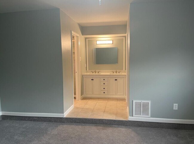 Building Photo - 415 Skywood Dr