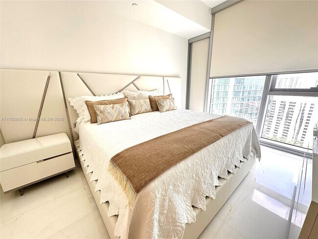 Building Photo - 300 Biscayne Blvd Way