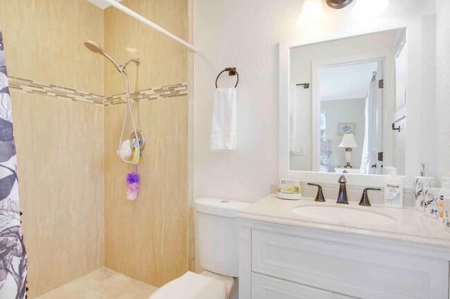 Building Photo - 19185 SE Homewood Ave