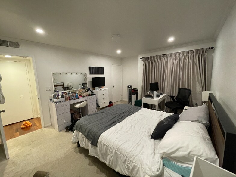 Building Photo - 4676 Don Lorenzo Dr