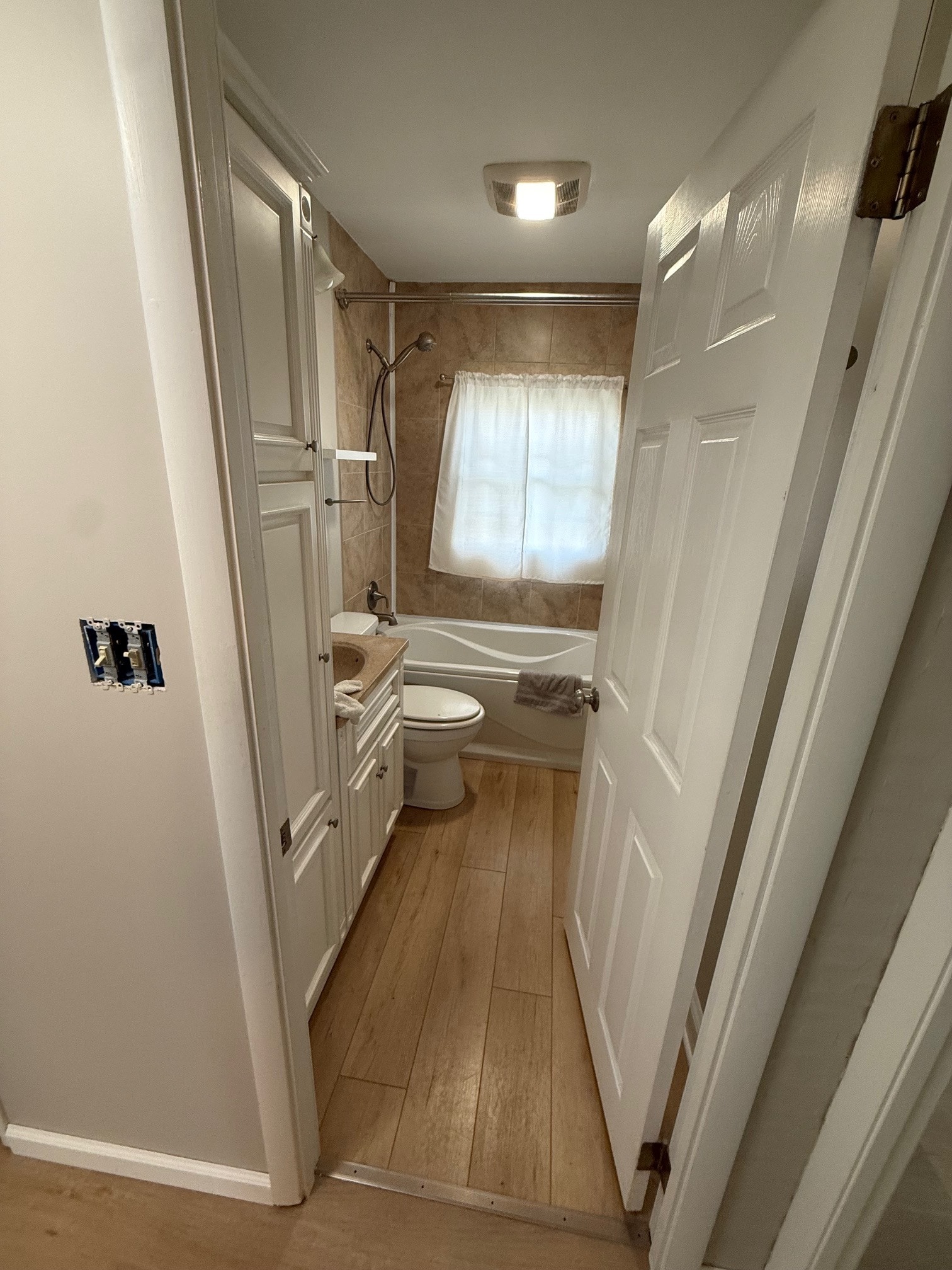 Bathroom - 946 W 35th St