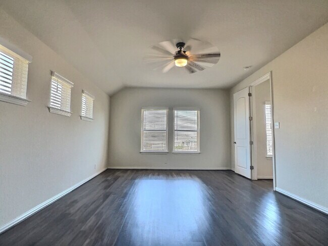 Building Photo - "Charming 3-Bed Oasis in San Antonio – Spa...