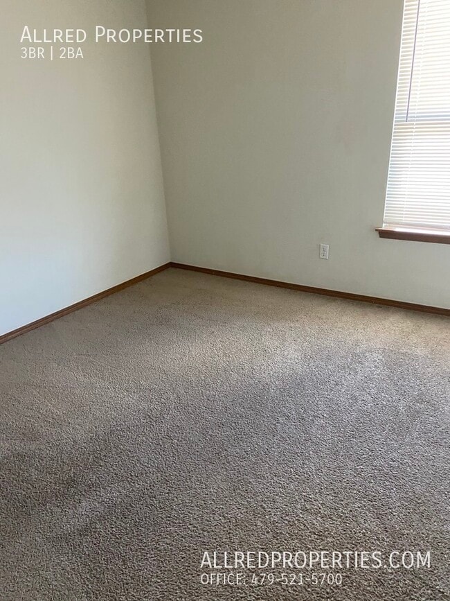 Building Photo - 305 E Asher Ct