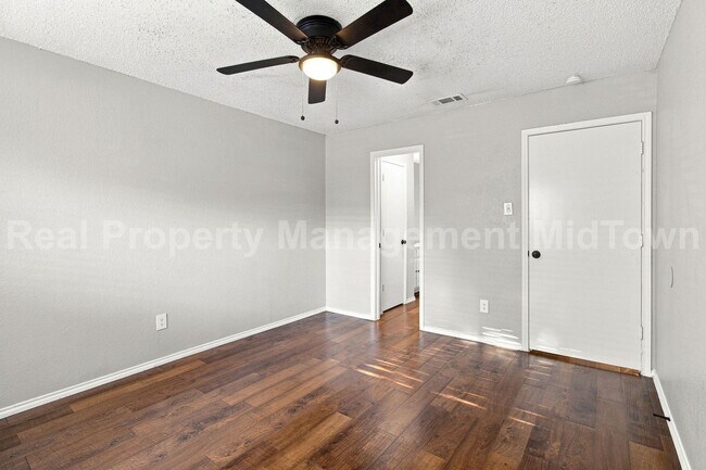 Building Photo - 2427 Indigo Ln