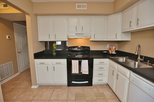 Building Photo - Amazing 2 Bedroom Townhome in Washington Square! Available 03-06-26! All Appliances Convey!