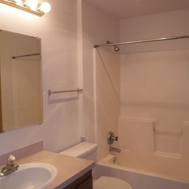 Building Photo - Lower Level 2 Bed/1 Bath Apartment Near St...