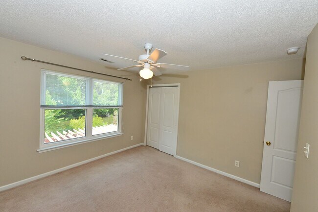 Building Photo - 517 Whisper Walk