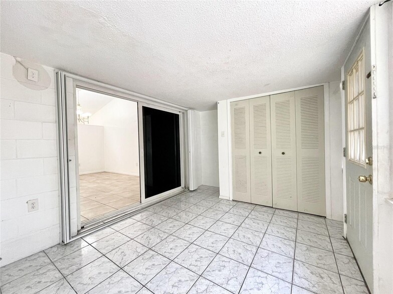 Building Photo - 9816 River Crest Ct