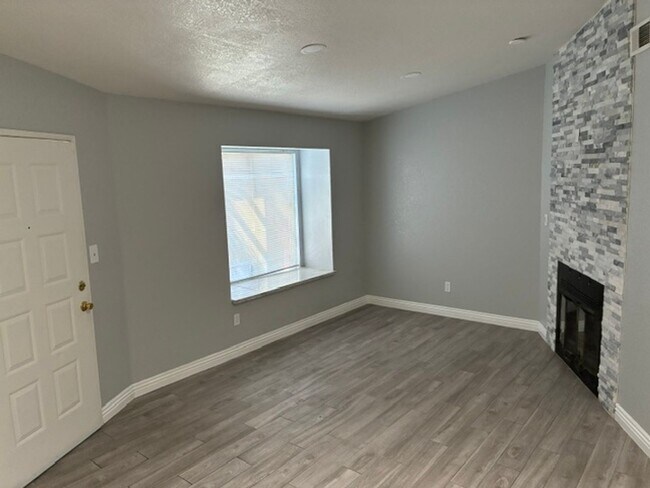 Building Photo - 1 Bedroom Condo with Fireplace, Private Patio, Pool Access & Washer/Dryer Included