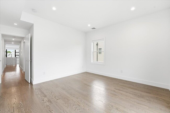 Building Photo - 290 Griffith St
