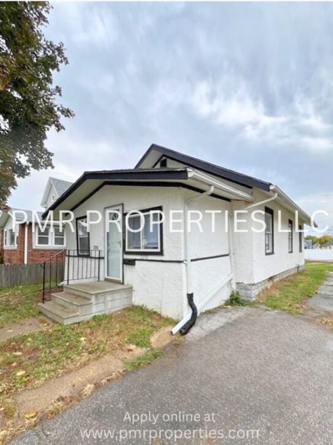 Building Photo - 2 Bedrooms / 1 Bathroom House