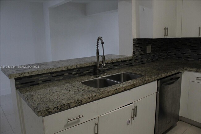 Building Photo - 6651 Custer St