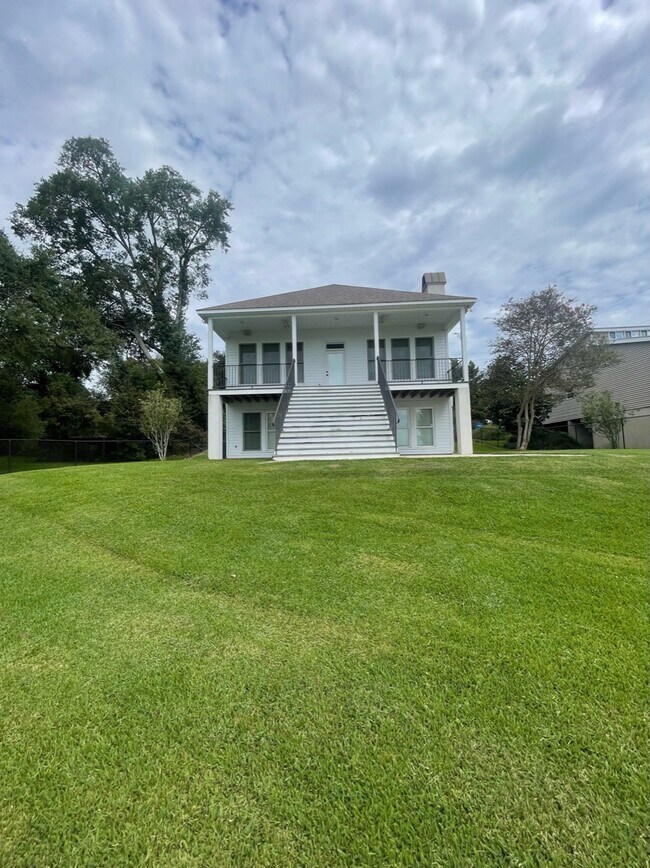 Building Photo - 1200 E Main St