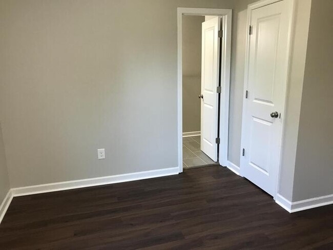 Building Photo - Beautiful 4 bedroom 2.5 bath townhome