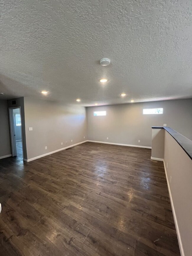 Building Photo - Beautifully Remodeled 2 Bedroom 1 Bath 1 C...