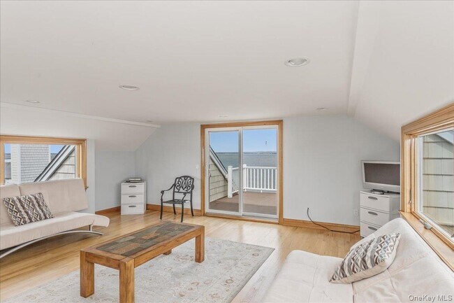 Building Photo - 672 Dune Rd