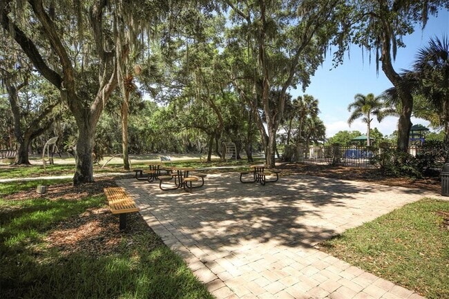 Building Photo - 8501 Park Shore Ln
