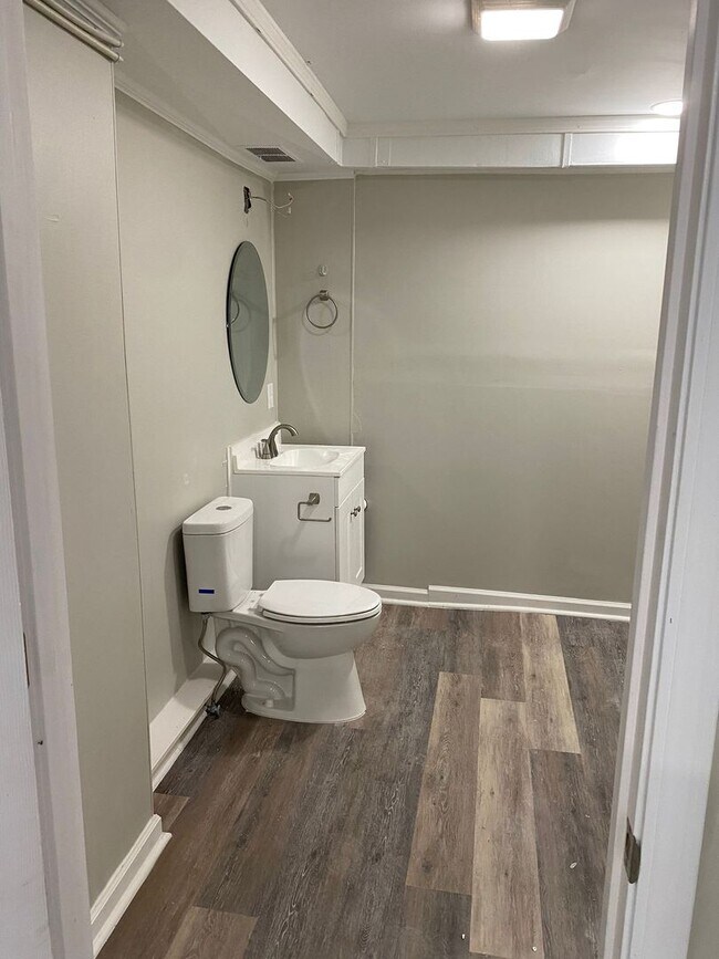 Building Photo - AVAILABLE TO SHOW!