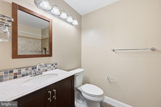 Building Photo - 933 Hillside Lake Terrace