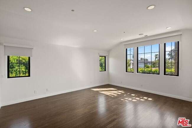 Building Photo - 516 Lincoln Blvd