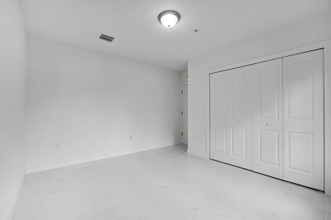 Building Photo - Goulds 4 Bed Triplex