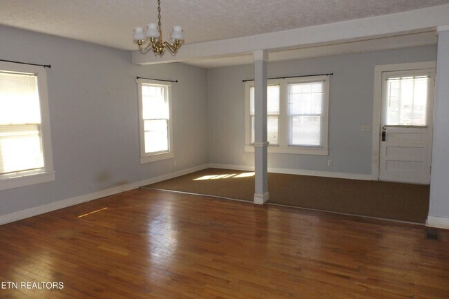 Building Photo - 301 Russell Rd
