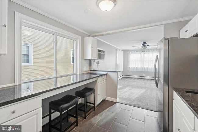 Building Photo - 703 Hoffnagle St