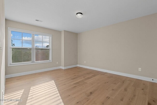 Building Photo - 204 Sandy Springs Rd